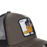 Gorra tipo trucker con frente de gabardina gris y parte trasera de malla negra. Presenta un parche cuadrado bordado en el frente con la imagen del Pato Lucas y la inscripción Daffy.