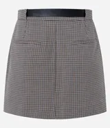 Short pollera de corte sastrero, color gris con estampado de cuadros. Presenta cintura fija, cierre con cremallera, bolsillos y cinturón de poliuretano.