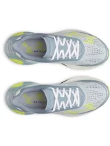 Championes de running Under Armour Velociti Distance, de color celeste con detalles en amarillo flúor, blanco y gris. Diseñados para carreras de larga distancia, cuentan con amortiguación UA HOVR+ y parte superior de malla transpirable.