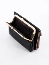 Billetera negra con cierre de boquilla metálica dorada.