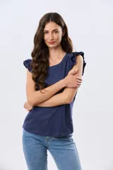 Remera de algodón azul melange con escote redondo y mangas cortas adornadas con doble volado de broderie en los hombros.