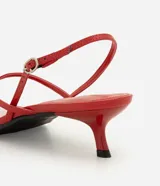 Sandalia de dedo Satinato color rojo, con tiras finas, punta cuadrada, taco bajo tipo kitten heel y tira trasera ajustable con hebilla.
