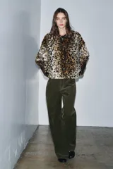 Chaqueta de Zara Woman Collection confeccionada en tejido efecto pelo con estampado animal print. Presenta cuello redondo, manga larga, bolsillos delanteros y cierre frontal con botones metálicos en relieve.