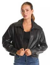 Campera de eco cuero color bordó, con cuello camisero, cierre frontal metálico y bolsillos laterales. Presenta un diseño de corte recto y forro interno a tono.