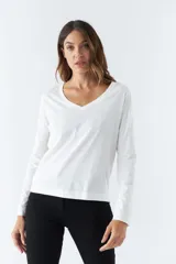 Remera negra de manga larga con escote en V.