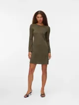 Vestido corto de manga larga con cuello redondo y textura ondulada en relieve. Presenta un diseño ajustado y fluido con acabado sutilmente traslúcido.