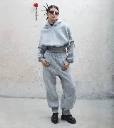 Buzo tipo hoodie de corte cropped con faja estilo corset integrada en la cintura, mangas largas con puños ajustados y capucha.