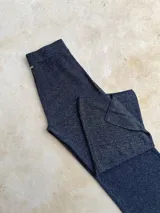 Pantalón de punto acampanado con tajos laterales, confeccionado en tejido con lurex y viscosa.