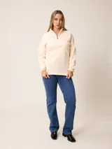 Buzo de polar con cuello alto y medio cierre frontal. Presenta un diseño de manga larga con puños elásticos y logo bordado en el pecho.