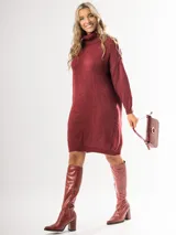 Vestido tipo polerón de tejido de punto grueso, color bordó, con cuello alto, mangas largas y diseño holgado.