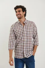 Camisa a cuadros marrón y blanco, de manga larga y corte clásico.