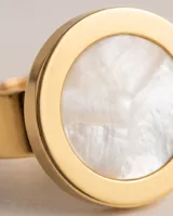 Anillo de acero con baño de oro, con diseño circular y centro de nácar.
