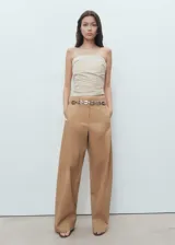 Pantalón wide leg de tiro medio color tostado, confeccionado en algodón con un toque de elastano, con bolsillos laterales y traseros de ribete, y trabillas en la cintura.