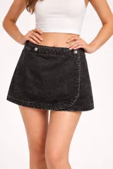 Minifalda de jean color gris oscuro con efecto acid wash, diseño cruzado frontal y cierre con botones metálicos.