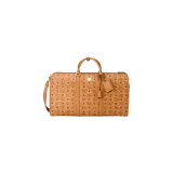 Bolso de viaje tipo duffel de la marca MCM modelo Ottomar, en color coñac con el monograma estampado en negro. Cuenta con doble asa superior de cuero, correa ajustable para el hombro y herrajes metálicos dorados.
