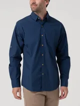 Camisa de manga larga de algodón orgánico color azul marino, de corte regular con botones efecto madera, bolsillo frontal con bordado de la marca y cuello camisero con botones.