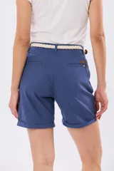 Bermuda de lino clásica color beige, de corte recto y tiro alto, con bolsillos laterales y vuelta en el ruedo. Incluye un cinto trenzado claro con detalles en marrón y hebilla metálica dorada.