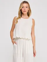 Pantalón palazzo de tiro alto color beige, confeccionado en mezcla de lino y viscosa, con silueta suelta y fluida, cintura elastizada, bolsillos delanteros aplicados y ruedo festoneado de corte tobillero.