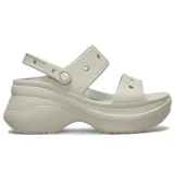Sandalias de plataforma Crocs modelo Classic Bae, color hueso, con diseño de dos tiras, suela ultracontorneada con altura de cuña y tira trasera ajustable. Cuentan con perforaciones compatibles con Jibbitz.