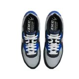 Championes Nike Air Max 90 SE, con capellada gris y detalles en azul marino y azul eléctrico. Presentan el logo de Nike en color plateado y suela blanca con cámara de aire visible.