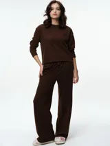 Pantalón de dormir de corte recto y tiro medio, con cintura elástica y bolsillos laterales. Confeccionado en tejido suave y ligero.