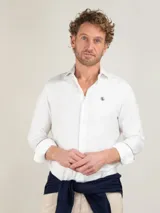 Camisa de popelina de algodón blanca, corte slim fit, con cuello italiano, manga larga y logo bordado en el pecho.