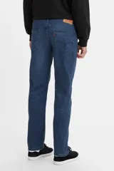 Jean de hombre Levi's modelo 502 Regular Taper ADV, color azul oscuro con lavado medio. Corte regular en muslos y tapered en piernas. Confeccionado con tecnología Levi's Flex para mayor comodidad y flexibilidad.