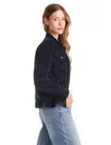 Campera de pana color rojo, con cuello solapa, cierre frontal con botones metálicos y bolsillos delanteros con solapa.