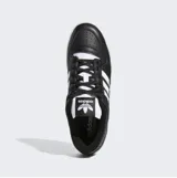Championes Adidas Originals modelo Forum 84 Low ADV BG, de diseño urbano en color negro con detalles en blanco y suela de goma color caramelo.