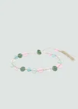 Cinturón fino de cordón con cuentas de vidrio y acrílico en tonos verde, rosado, celeste y transparente, finalizado con una borla colgante.