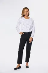 Pantalon de gabardina negro de corte recto con spandex, bolsillos laterales y presillas para cinturon.