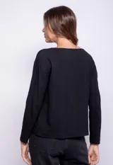 Remera negra de manga larga con cuello redondo.