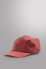 Gorra técnica de diseño minimalista confeccionada en tejido ligero de tres capas, con ajuste posterior y detalle de logo estampado en relieve.