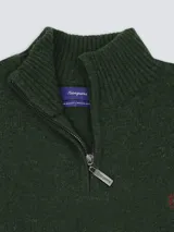 Sweater azul marino de lambswool con medio cierre frontal y cuello alto.