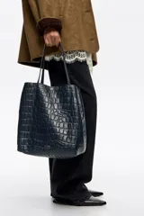 Bolso shopper grande Bimba Y Lola de piel vacuna roja con grabado efecto cocodrilo, doble asa de hombro y logo metálico frontal.
