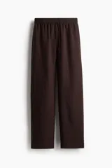 Pantalón de corte holgado en tejido liviano de mezcla de lino. Modelo de tiro alto con cintura elástica y cordón para ajustar, bolsillos laterales y piernas rectas.