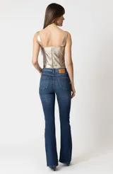 Jean bootcut de denim azul oscuro con tecnología stretch, tiro medio y diseño ajustado que se ensancha ligeramente en la bota.