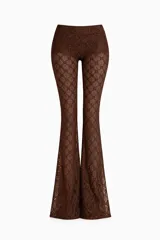 Pantalón de encaje color marrón, con corte ajustado en la parte superior y botamanga acampanada.