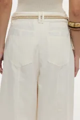 Pantalón sastrero de corte ancho color crudo, con cortes centrales en la parte delantera y trasera.