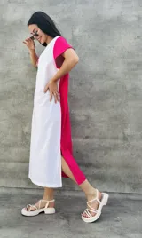 Vestido largo blanco con mangas cortas negras y corte holgado.