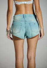 Short de denim tiro alto con diseño ajustado y lavado claro, de largo muy corto.