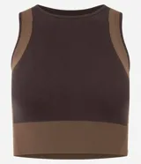Top deportivo Get Over confeccionado en microfibra seamless de color marrón, con diseño ajustado, escote redondo, sin mangas y recortes contrastantes en tono tostado.