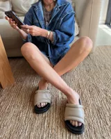 Sandalias bajas color beige, con capellada acolchada de cuero vacuno y plantilla anatómica.