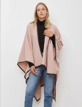 Ruana de tejido suave color azul oscuro, con vivos de ecocuero negro en los bordes.