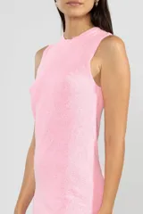 Vestido corto tejido color rosa, sin mangas y cuello redondo.