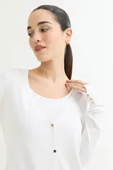 Cárdigan gris claro de viscosa y poliamida, con escote en V y cierre frontal con botones dorados.