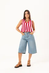 Bermuda de jean celeste, de tiro medio, con bolsillos delanteros y traseros.