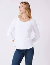 Remera de algodón blanca de manga tres cuartos y cuello redondo.