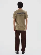 Remera de algodón con efecto lavado, cuello redondo y mangas cortas. Presenta un estampado gráfico en el pecho con la frase 'Les Enfants Deprime'.