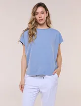 Remera celeste de silueta amplia y relajada, confeccionada en algodón con escote a la base y terminación rústica de borde enrollado. Cuenta con mangas cortas de hombro caído y ruedo curvo.